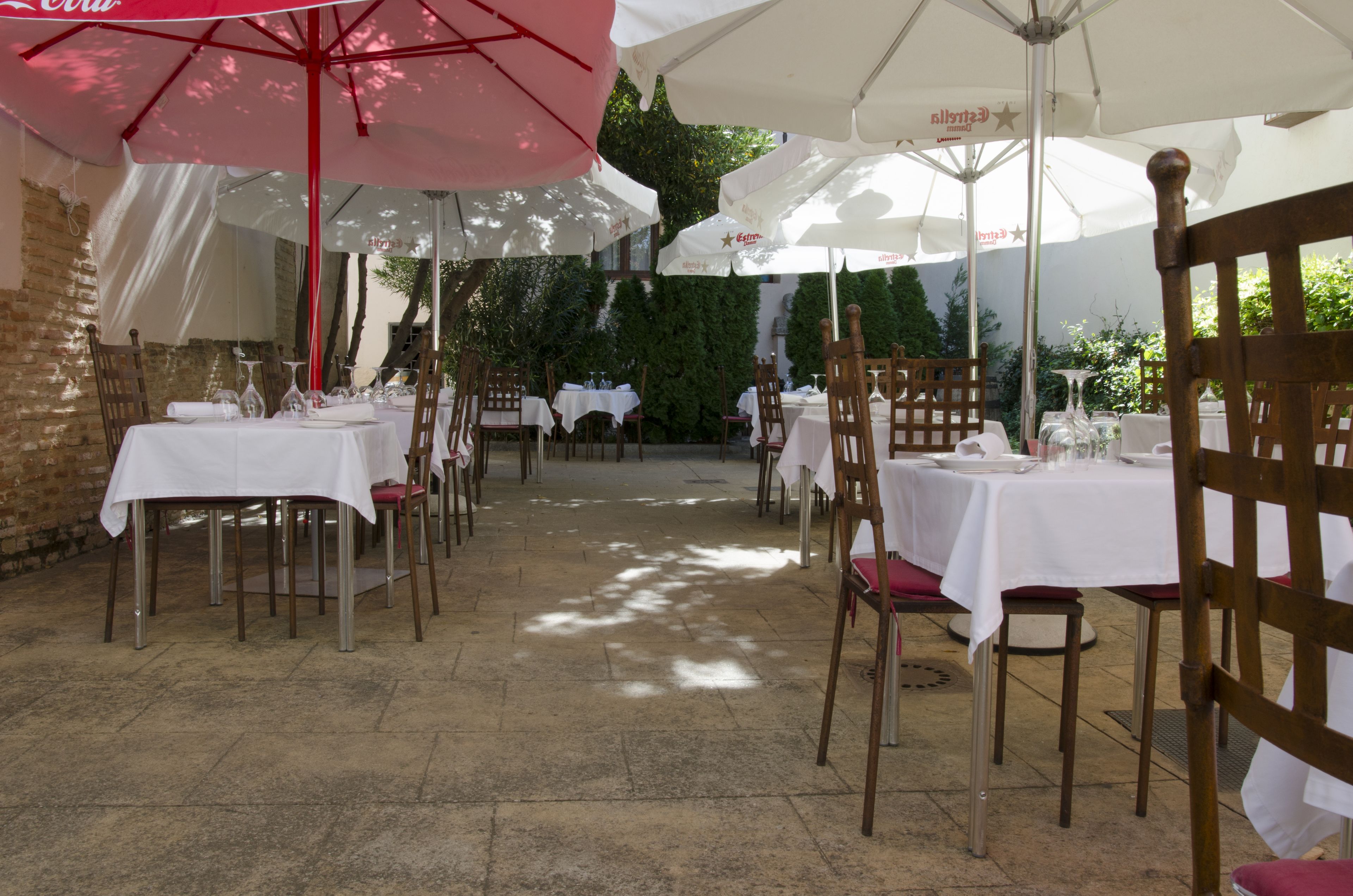 Aamiainen, lounas ja illallinen; paikallinen keittiö 