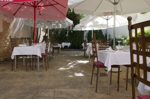 حيث تُقدم وجبات الإفطار، الغداء، العشاء، الأطباق المحلية