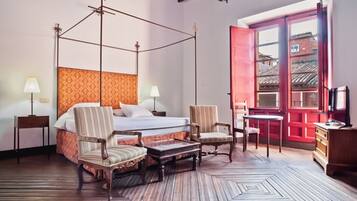 Escritorio, cortinas blackout, wifi gratis y ropa de cama