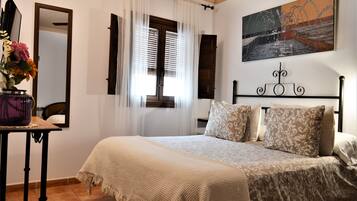 Habitación doble Confort | Escritorio, espacio para trabajar con laptop y cortinas blackout