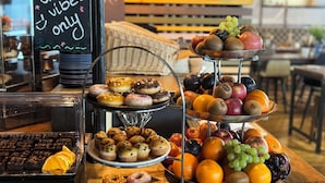 A breakfast buffet with various pastries, fruits, and a sign that reads 'Good vibes only'. - arte Hotel Kufstein (Kufstein)