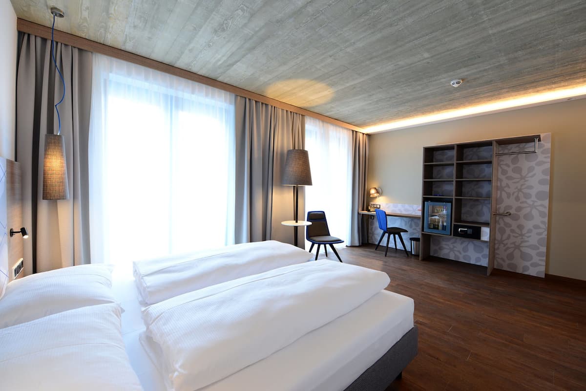 grand double room, accessible | hypo-allergenic bedding, minibar, in-room safe, desk