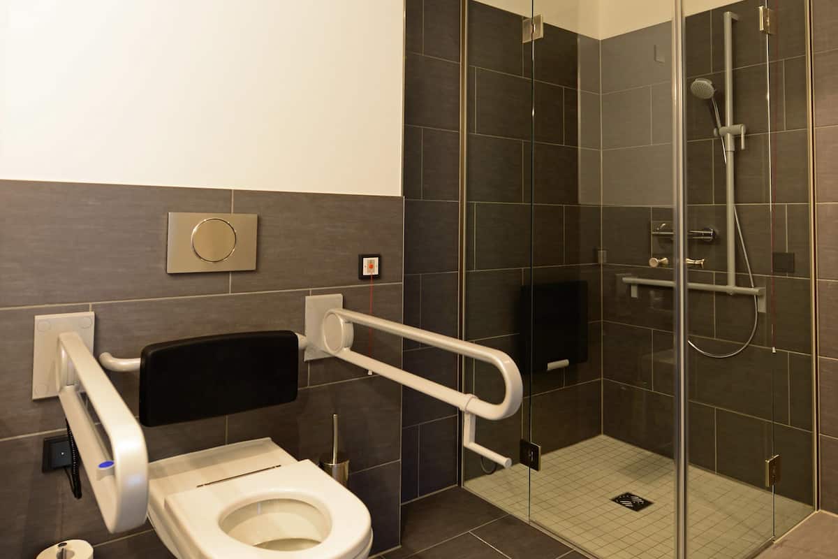 grand double room, accessible | hypo-allergenic bedding, minibar, in-room safe, desk