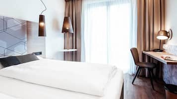 Standard-Doppelzimmer | Allergikerbettwaren, Minibar, Zimmersafe, Schreibtisch