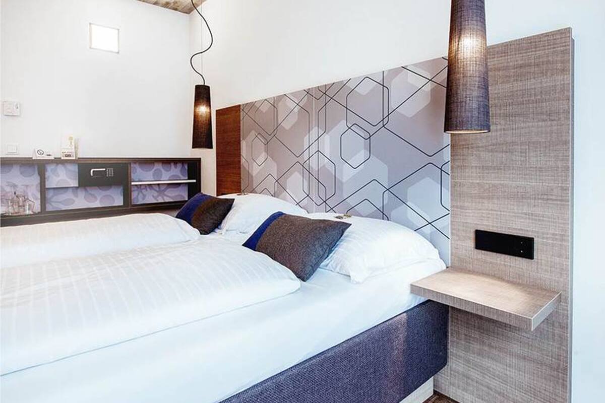 hypo-allergenic bedding, minibar, in-room safe, desk