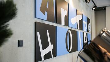 Un mur orné de grandes lettres bien visibles, formant les mots « ART HOTEL ».