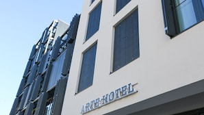 A modern hotel building with a sign reading "ARTE-HOTEL." - arte Hotel Kufstein (Kufstein)
