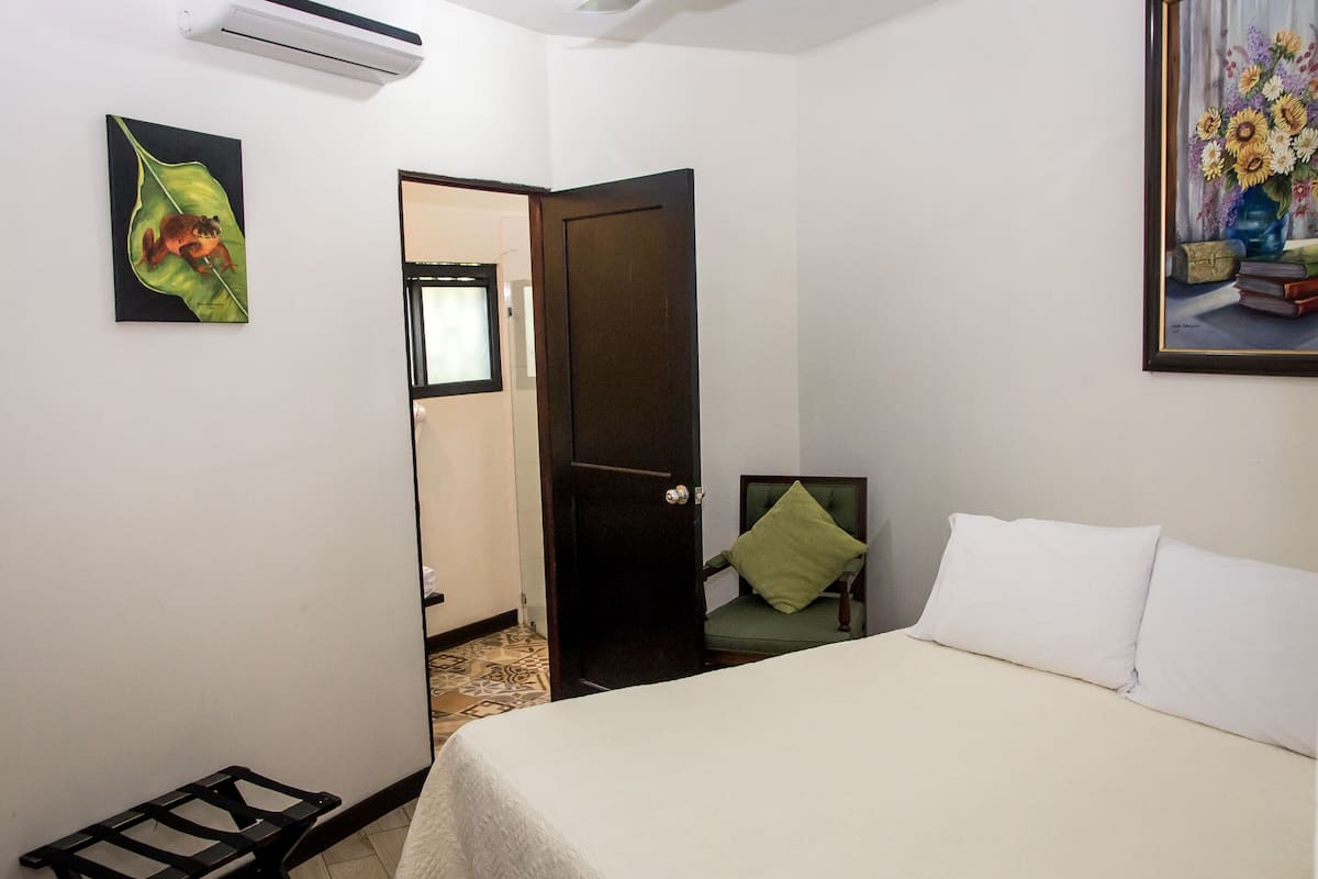 Habitación doble económica, 1 cama Queen size | Tabla de planchar con plancha, wifi gratis y ropa de cama