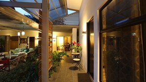Ein modernes Interieur mit Essbereich, Wohnzimmer und Küche.