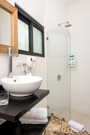 Chambre Double Économique, 1 grand lit | Salle de bain