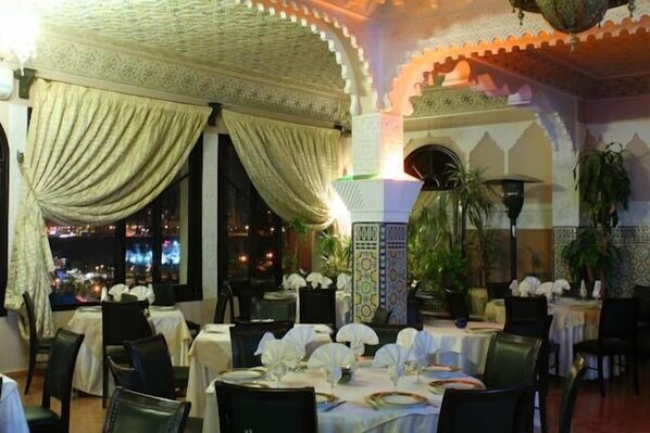 Déjeuner, dßner et souper servis sur place; cuisine marocaine