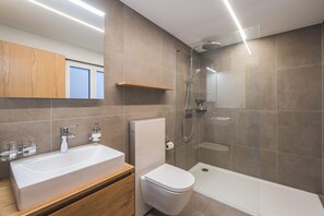 Apartment, 3 Bedrooms, Kitchen, Mountain View | Bathroom