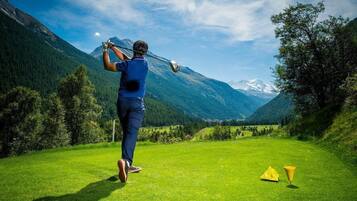 Indoor golf driving range