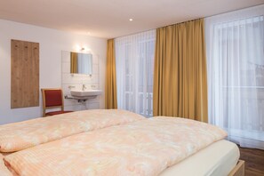 Apartment, 3 Bedrooms, Kitchen, Mountain View | Premium bedding, down duvets, Tempur-Pedic beds, desk - Ferienhaus Matterhorngruss (Zermatt)
