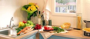 Fridge, stovetop, cookware/dishes/utensils - Camping Le Cernie (Lotzorai)