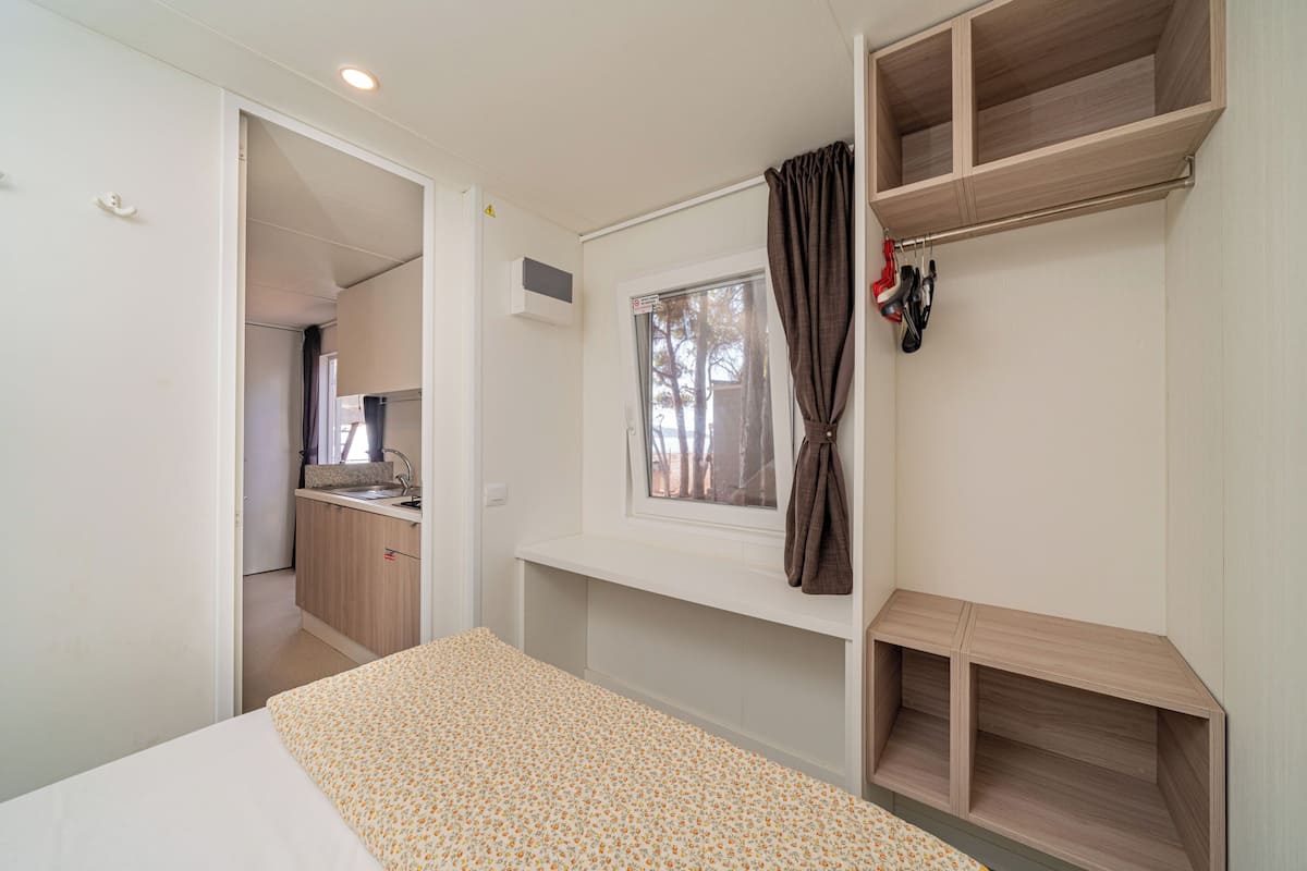 2 bedrooms, blackout curtains, free cots/infant beds, free WiFi
