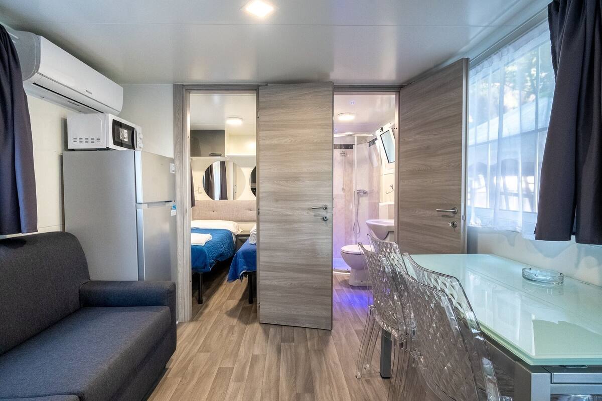 2 bedrooms, blackout curtains, free cots/infant beds, free WiFi