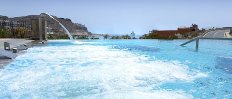 AuĂenpool, Sonnenschirme, LiegestĂŒhle