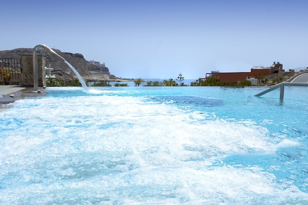 Kolam renang outdoor, dengan payung kolam renang dan kursi berjemur