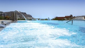 Outdoor pool, pool umbrellas, sun loungers - Idyll Suites - Adults Only (Mogan)