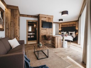 Junior Suite | Zona de estar | Una televisión de pantalla plana