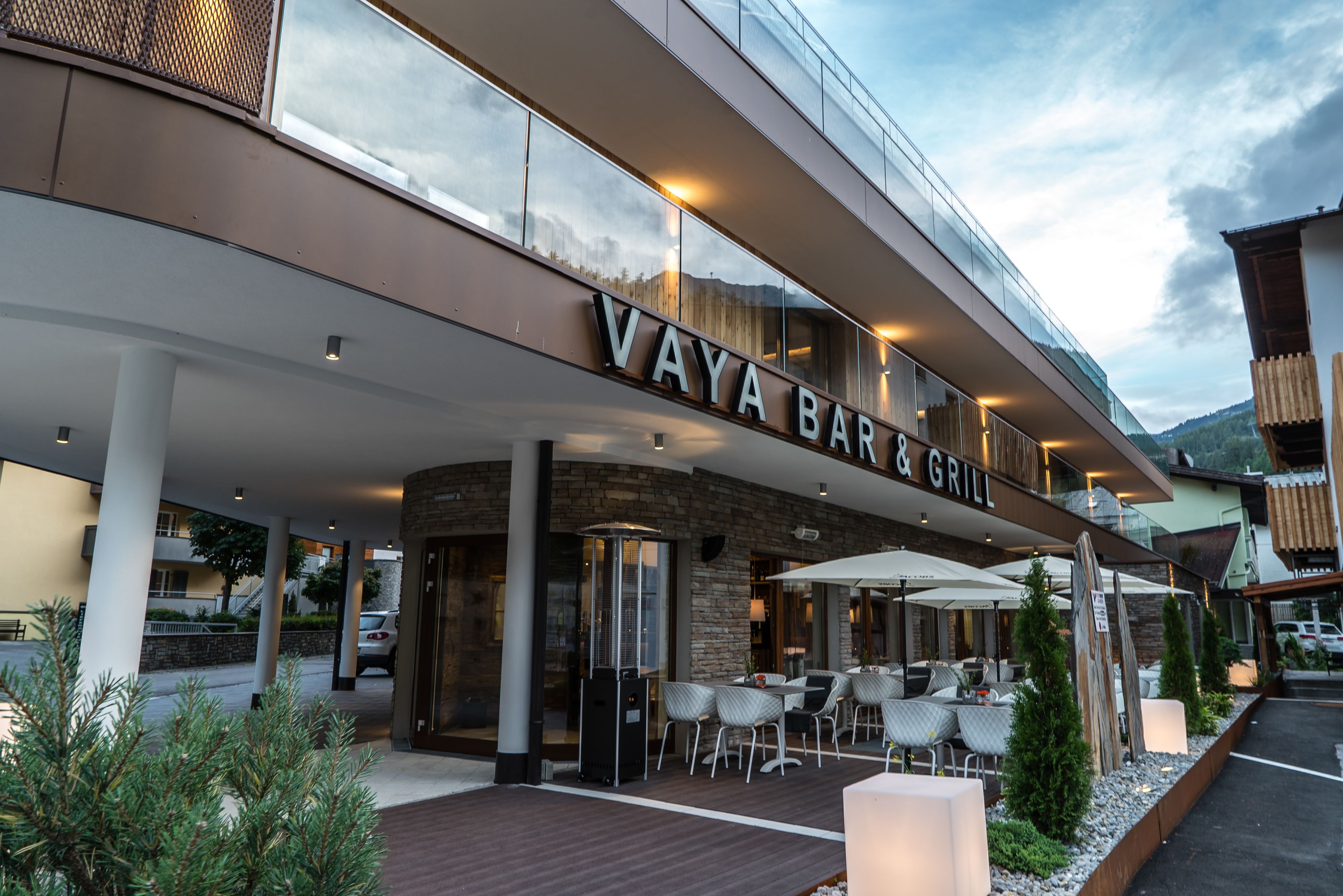 Un bâtiment moderne avec une enseigne indiquant « VAYA BAR & GRILL ».