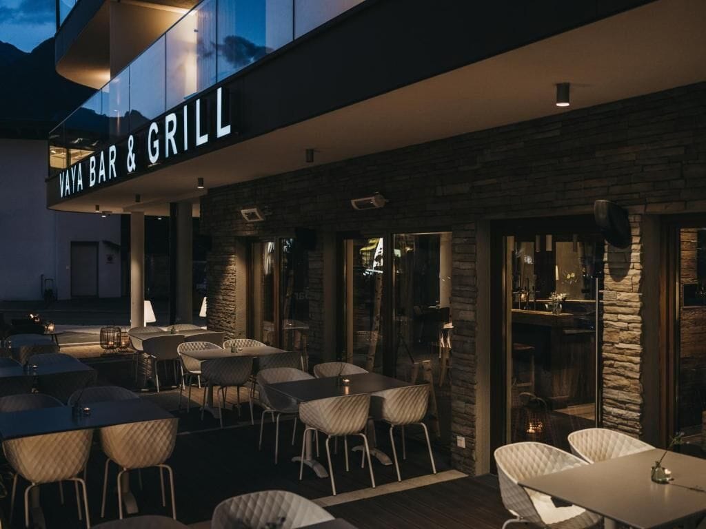 Un espace extérieur aménagé avec des tables et des chaises, situé au Vaya Bar & Grill.
