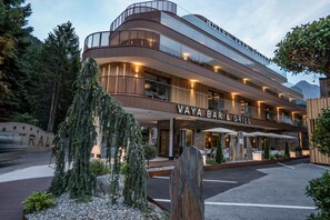 A multi-story hotel with a bar and grill on the ground floor, featuring a modern design with balconies and large windows. - VAYA Sölden (Soelden)