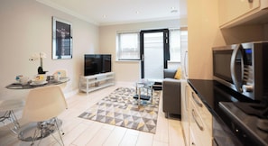 Apartamento panorâmico, acessível, banheiro privativo | Lounge