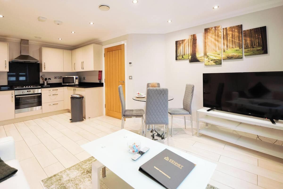 Um apartamento moderno com cozinha, sala de jantar e sala de estar.