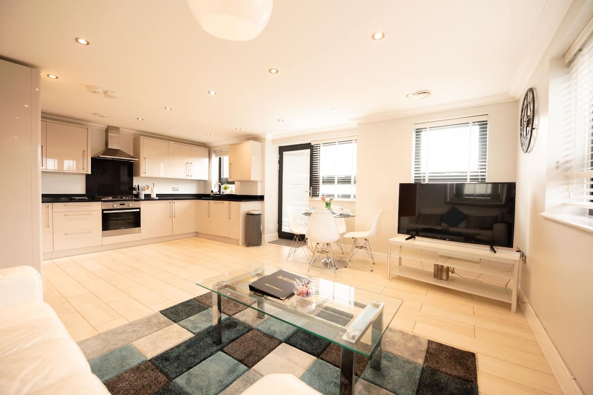 Premium Apartment, Ensuite, City View | Private kitchen