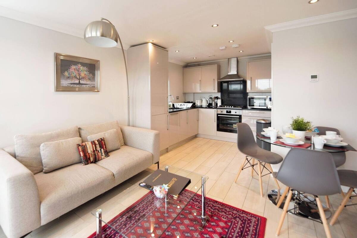 Um apartamento moderno com sala de estar, cozinha e área de jantar.
