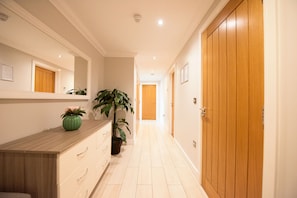 Apartamento premium, suíte, vista para a cidade | Saguão
