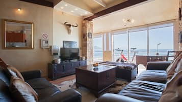 Basic Double Room | Living room | 65-inch flat-screen TV with satellite channels, plasma TV, DVD player