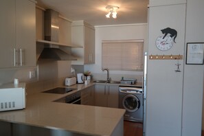 ثلاجة، ميكروويف، موقد طهي مسطح، غلّاية كهربائية