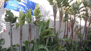 Un immeuble sur lequel on peut lire l’inscription : « APPARTEMENTS LAGOON BEACH ».