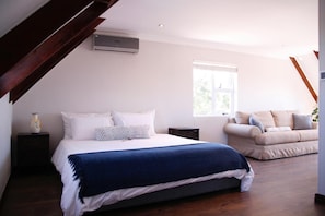 4 bedrooms, iron/ironing board, free WiFi - Clairwood Villa (Cape Town)