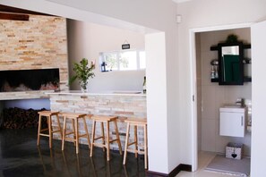 4 bedrooms, iron/ironing board, free WiFi - Clairwood Villa (Cape Town)