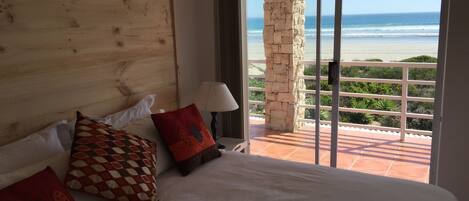 House | Desk, iron/ironing board, free WiFi, bed sheets