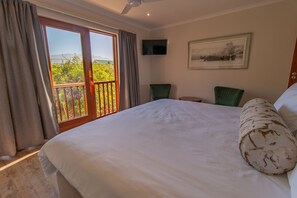 Africa Penguin | In-room safe, individually decorated, individually furnished, desk - Penguino Guest House (Hermanus)