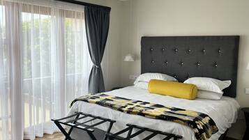 Humboldt Penguin | In-room safe, individually decorated, individually furnished, desk