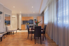 Apartment, 1 Schlafzimmer | Wohnzimmer | 32-Zoll-Flachbildfernseher mit Digitalempfang, Fernseher