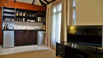 Honeymoon Tree House (Self Catering ) | 1 bedroom, iron/ironing board, free WiFi, bed sheets