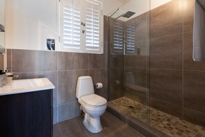 Free toiletries, hair dryer, towels - Albany Court P4 by CTHA (Cape Town)