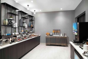 Free daily continental breakfast - Homewood Suites by Hilton Boston Logan Airport Chelsea (Chelsea)