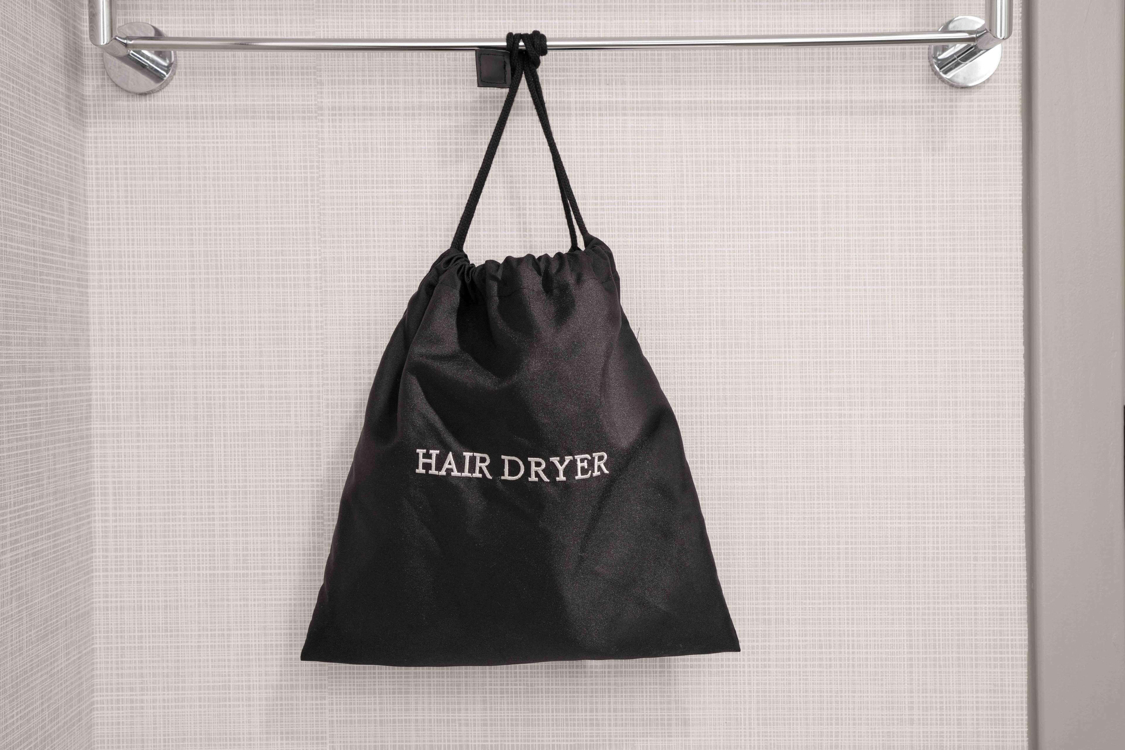 combined shower/bathtub, free toiletries, towels