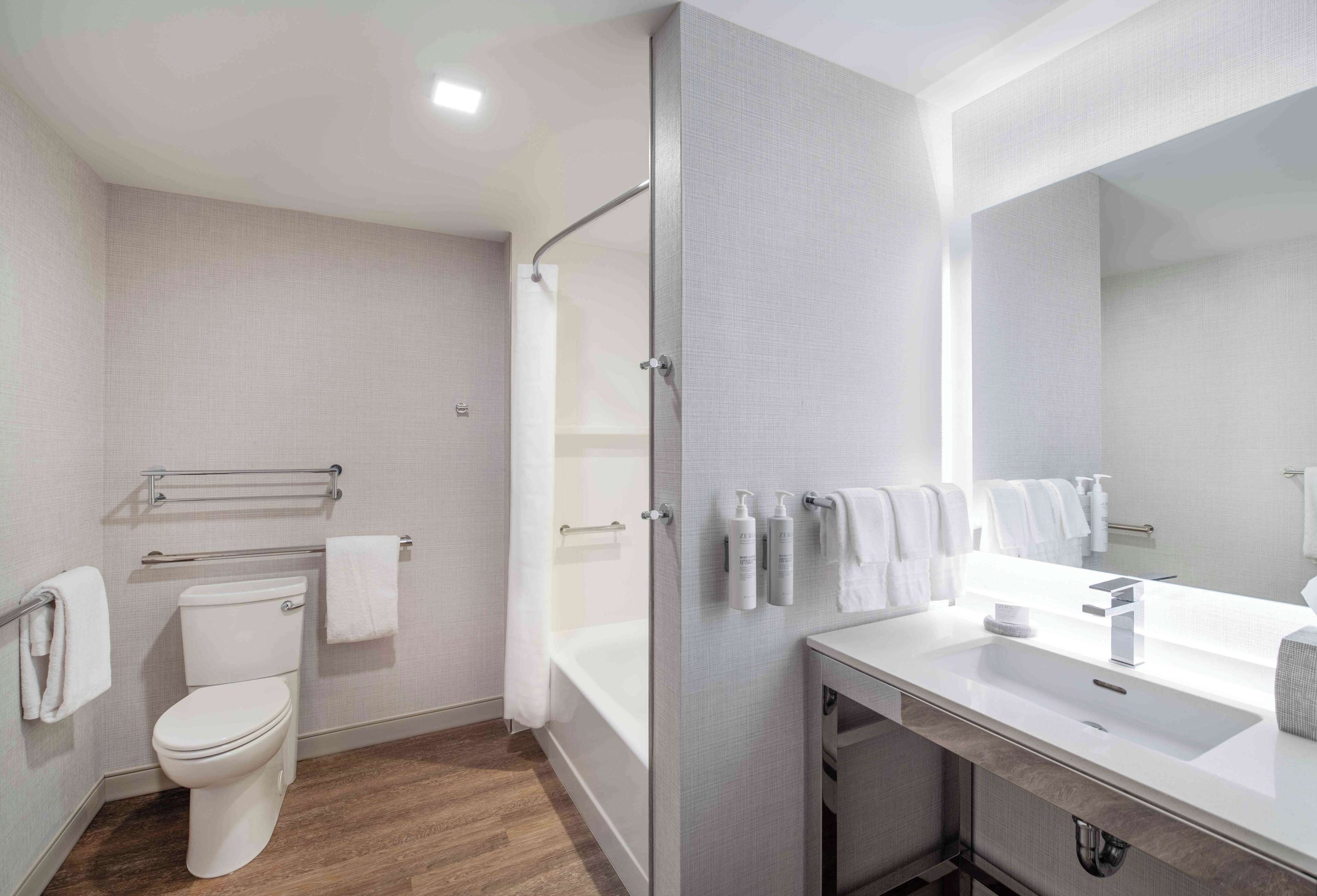 suite, 1 king bed, accessible (hearing) | bathroom | combined shower/bathtub, free toiletries, towels