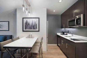 Suite, 2 grands lits (Mobility & Hearing, Roll-in Shower) | Cuisine privée