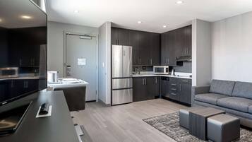 Full-size fridge, microwave, stovetop, dishwasher