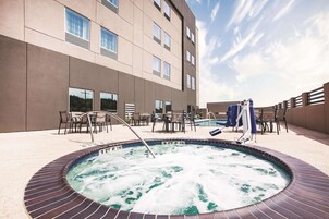 Una piscina al aire libre (de 10:00 a 22:00), tumbonas